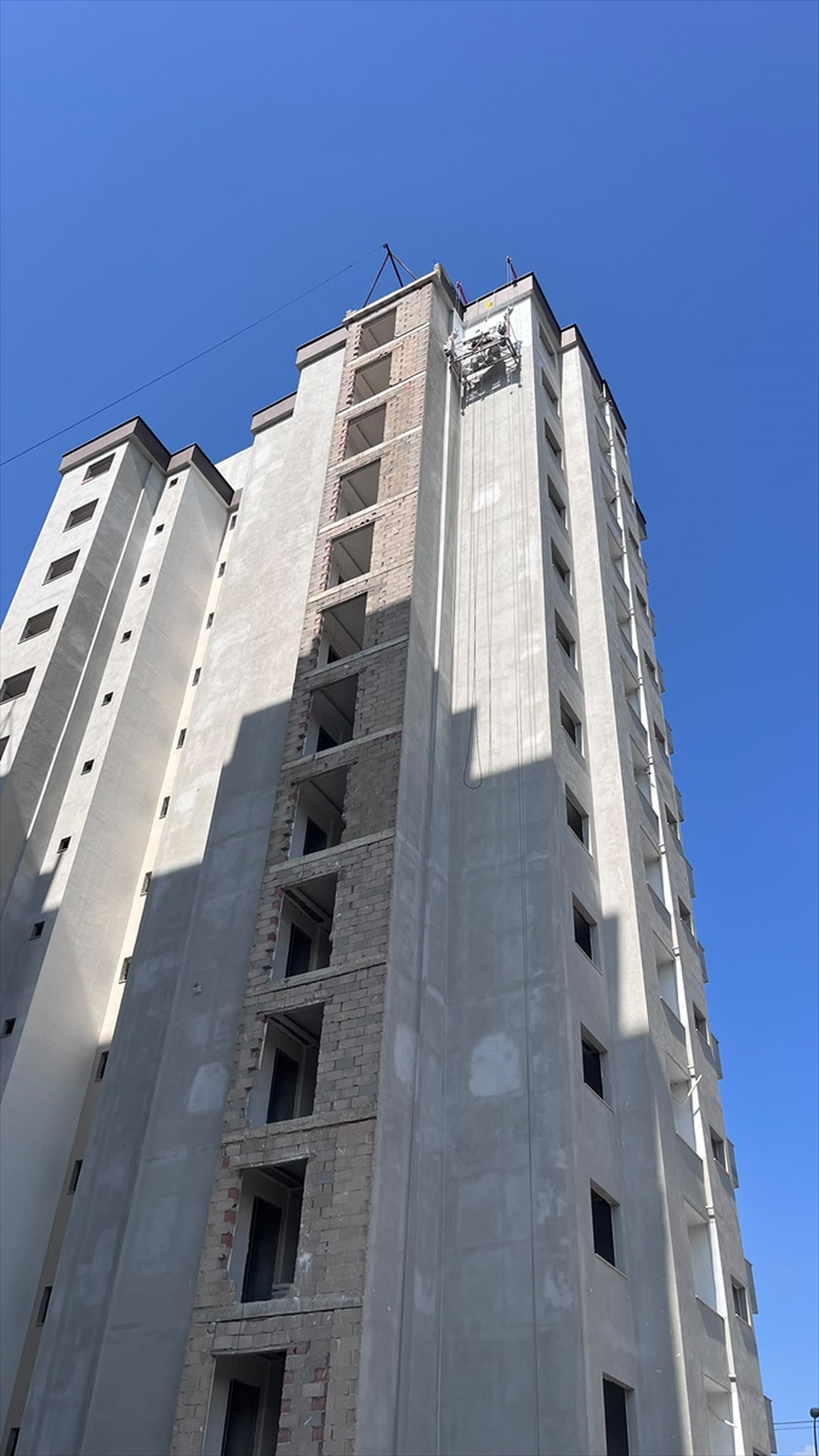Adana Seyhan’da iskelesi arızalanan 2 işçi 11. katta mahsur kalınca itfaiye kurtardı